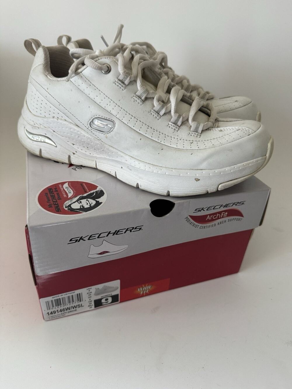 Skechers Arch Fit Citi Drive Womens 9 White Silver Walking Shoes Sneakers w/ Box
